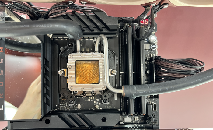 Durch ein Sichtfenster kann man die Bläschenbildung der Flüssigkeit beobachten. (Bild: Martin Böckmann/Golem.de)